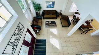 Spacious Modern And Clean Pool Home With Spa - 8