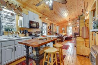 Pet-Friendly Haleyville Cabin Rental with Kayaks! - 2