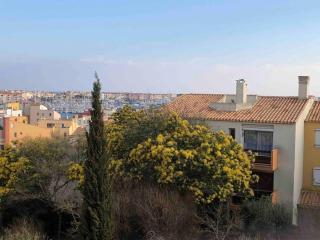 studio tout équipé place de parking centre port - 1