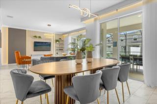 6 Bedrooms 5 Bathrooms Storey Lake 4370 Rs - 7