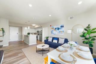Chic Apt w Jacuzzi, Pool, BBQ, & Mountain Views - Sparks - 4