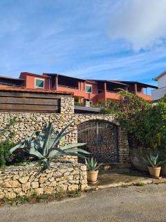 Red House Apartment With Swimming Pool - 0
