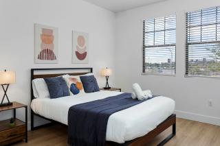 CozySuites Glendale by the stadium with pool 10 - 1