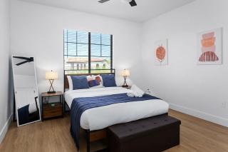 CozySuites Glendale by the stadium with pool 05 - Glendale - 2