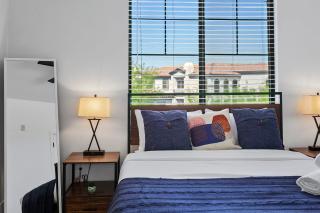 CozySuites Glendale by the stadium with pool 05 - Glendale - 1