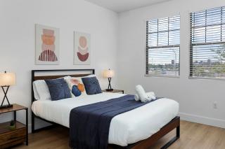 CozySuites Glendale by the stadium w pool 07 - Glendale - 1