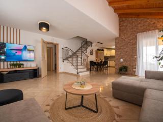 Beautiful Holiday Home "Villa Luka" - Kastel Stafilic - 3