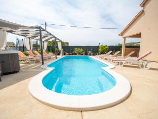 Beautiful Holiday Home "Villa Luka" - Kastel Stafilic - 8