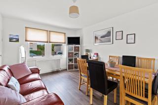 Cosy 2-BDR Apartment & 15 minutes to Edinburgh by train & Free Parking - 2