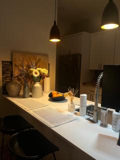 Designer NEW 10min dt Pet friendly 7min Park-Room A - Austin - 1