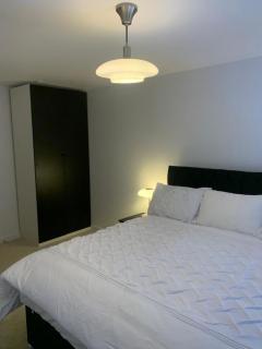 Brand New Posh 1 Bed Lakeside Flat No parties No Events - West Thurrock - 5