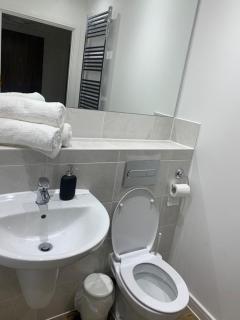 Brand New Posh 1 Bed Lakeside Flat No parties No Events - West Thurrock - 2
