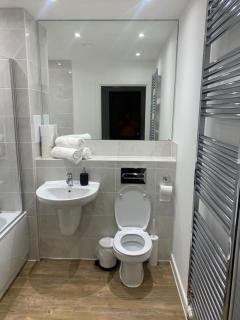 Brand New Posh 1 Bed Lakeside Flat No parties No Events - West Thurrock - 4