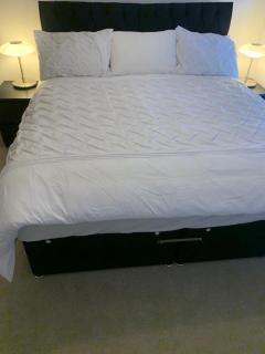Brand New Posh 1 Bed Lakeside Flat No parties No Events - West Thurrock - 1