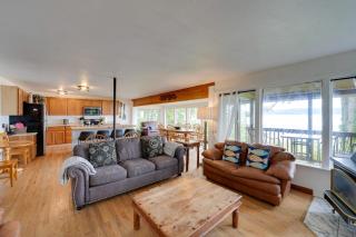 Cozy Beachouse View and Deck, Steps from Skagit Bay - La Conner - 8