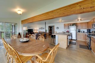 Cozy Beachouse View and Deck, Steps from Skagit Bay - La Conner - 3