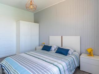 Superbe T3 rénové à 200m de l'océan avec terrasse et parking privatif - FR-1-50-74 - 7