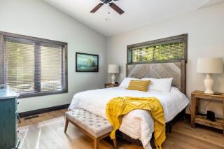 Luxury Smoky Chalet, Indoor Pool, Hot Tub, Theater, Sleep 12 in 4 King Suites with Indoor Fireplace, Outdoor Fire Pit, Game Loft & Scenic Views, 20 Min to Dollywood, The Island & Parkway, Dog Friendly with 24h Hospitality - 9