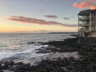 Beautifully Renovated Oceanfront Condo w/ breathe taking Views! - Hale Kona Kai 302 - Kailua-Kona - 9
