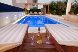 Family friendly apartments with a swimming pool Preko, Ugljan - 20390 - Preko - 3