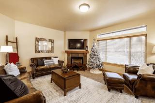 Luxury Mountain Home with Hot Tub l Oslo by Stay - 4