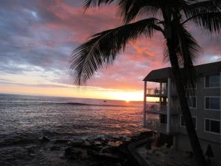 Oceanfront Condo to Enjoy Sea Breeze and Sunset on Lanai which hangs over the ocean!! - Hale Kona Kai 305 - Kailua-Kona - 3