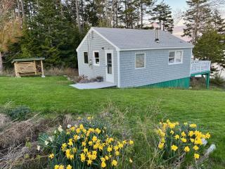 Betty's Place - Cozy ocean front getaway with views of Casco Bay - 1