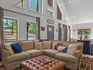 Stunning Luxury Cabin w Hot Tub and Fire Pit Holy Shiplap is Perfect Romantic Couples Getaway - Broken Bow - 9