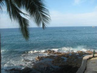 Amazing Oceanfront Condo w/ Breath Taking Sunsets and Soothing Sea Breeze! - Hale Kona Kai 306 - Kailua-Kona - 9