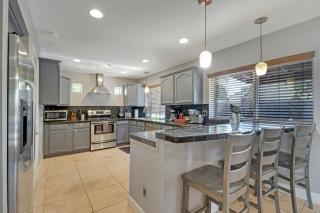 4 bdr, Two Master suite, billiards & desert oasis pool - Scottsdale - 6