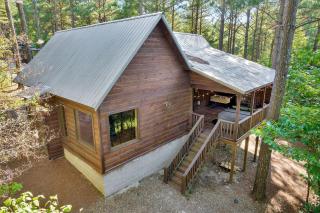 Gorgeous Idyllic Cabin w Hot Tub and Fire Pit Quittin Time is Secluded Romantic Oasis w Luxury Bathroom Double Shower and Bathtub Foosball Table - Broken Bow - 2