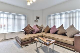 Luxury Spacious Pad with Games Room - 5