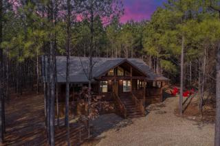 Large Luxury 2BR Cabin w Hot Tub Double Trouble was designed for fun comfort and memories minutes from buzzling Hochatown and beautiful Beaver Bend State Park - Broken Bow - 9