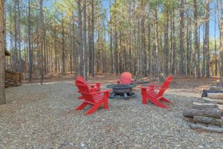 Large Luxury 2BR Cabin w Hot Tub Double Trouble was designed for fun comfort and memories minutes from buzzling Hochatown and beautiful Beaver Bend State Park - 3