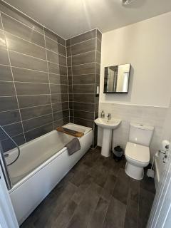 3 Bed Home for Contractors & Relocators with Parking, Garden & WiFi 5 mins walk to Town Centre & Train Station - 1