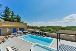 Villa RE with pool and spa - 9