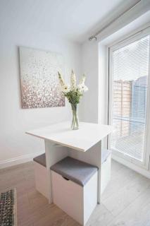 Modern 2-Bedroom Home, Sleeps 5, NEC & BHX, Fast Wi-Fi - 1