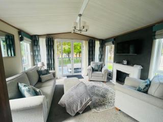 Coopers Corner, Lodge with Hot Tub - 3