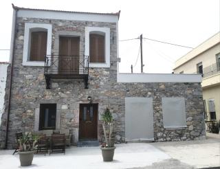 Seafront two-storey house in Kardamyla - Mármaron - 0