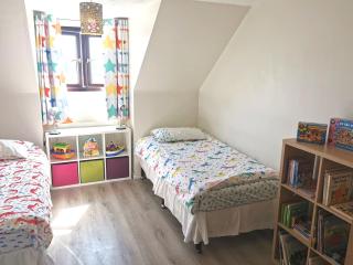 Spacious Family Friendly Apartment- 100m from beach with Seaviews! - 7