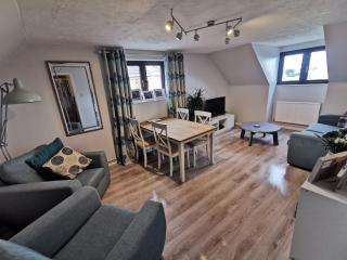 Spacious Family Friendly Apartment- 100m from beach with Seaviews! - 0