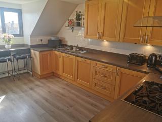 Spacious Family Friendly Apartment- 100m from beach with Seaviews! - 9