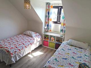 Spacious Family Friendly Apartment- 100m from beach with Seaviews! - 6