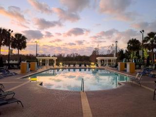 "King Bed Oasis" Steps to Pool, Jacuzzi, minutes to Disney - Kissimmee - 0