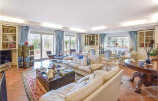 Amazing Home With Pool - 8