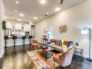 CozySuites Uptown 3BR King Beds Skyline View - 5