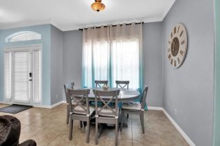 Stylish & Bright Mins to Downtown Pool Parking - North Port - 7