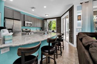 Stylish & Bright Mins to Downtown Pool Parking - 3