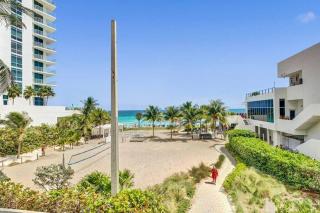 Upscale Ocean Front Condo With High Ceilings - Hollywood - 4
