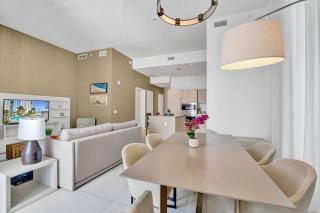 Upscale Ocean Front Condo With High Ceilings - Hollywood - 1